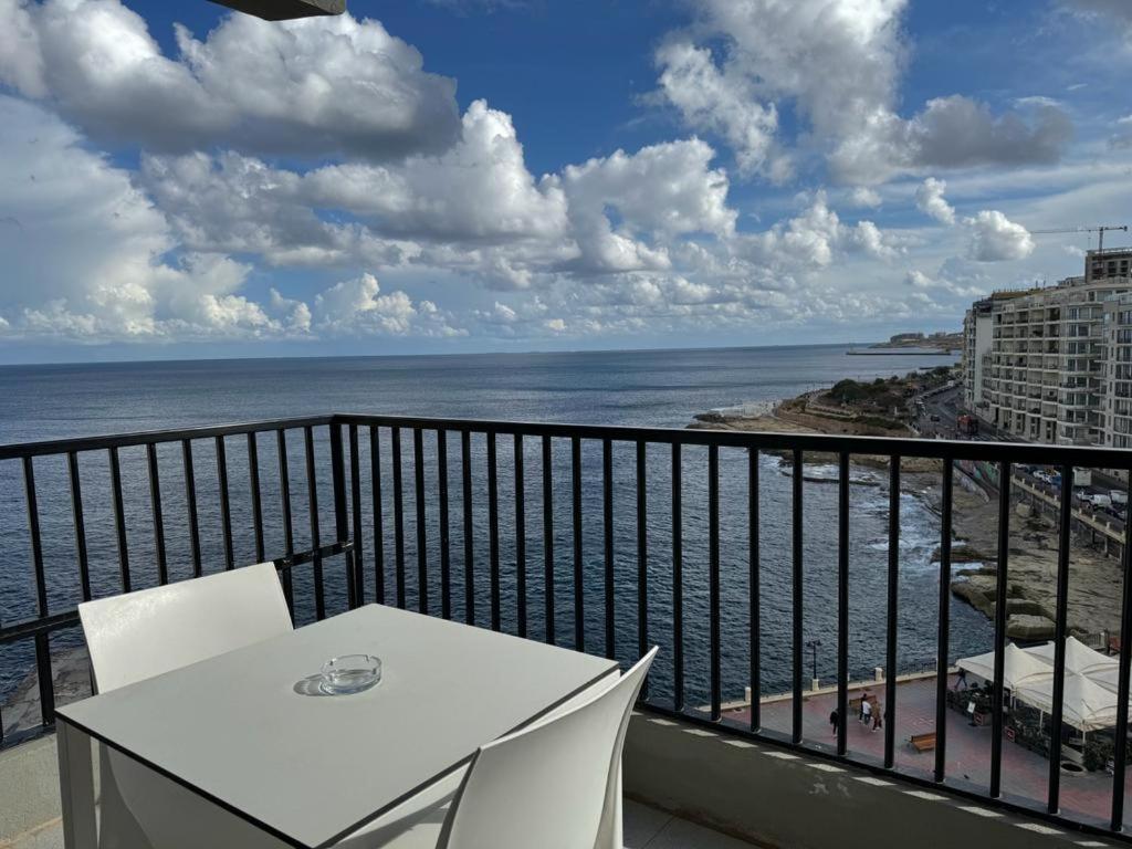 Roma Hotel Sliema Bagian luar foto